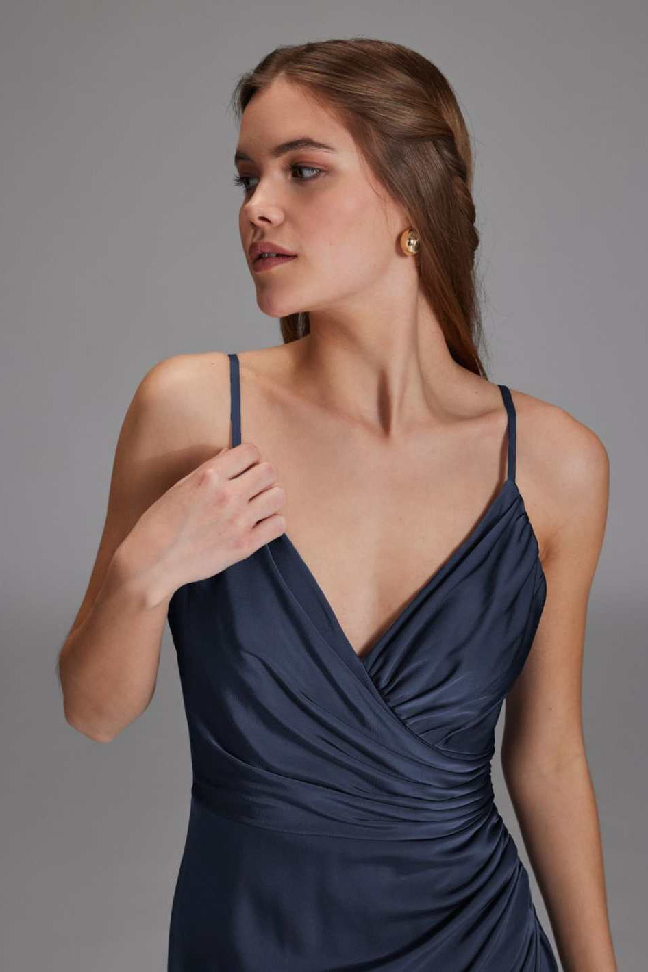 Figurbetontes Satinkleid mit Raffungen