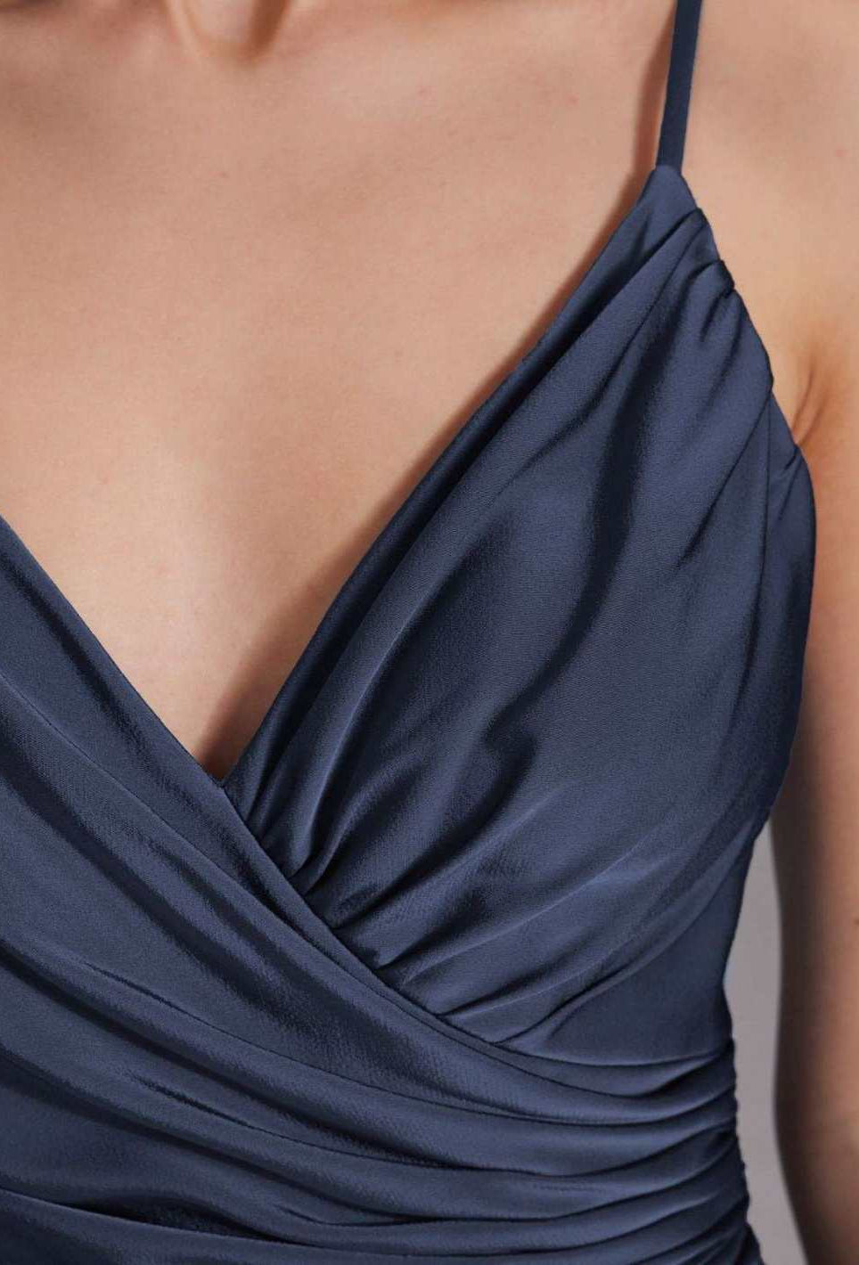 Figurbetontes Satinkleid mit Raffungen