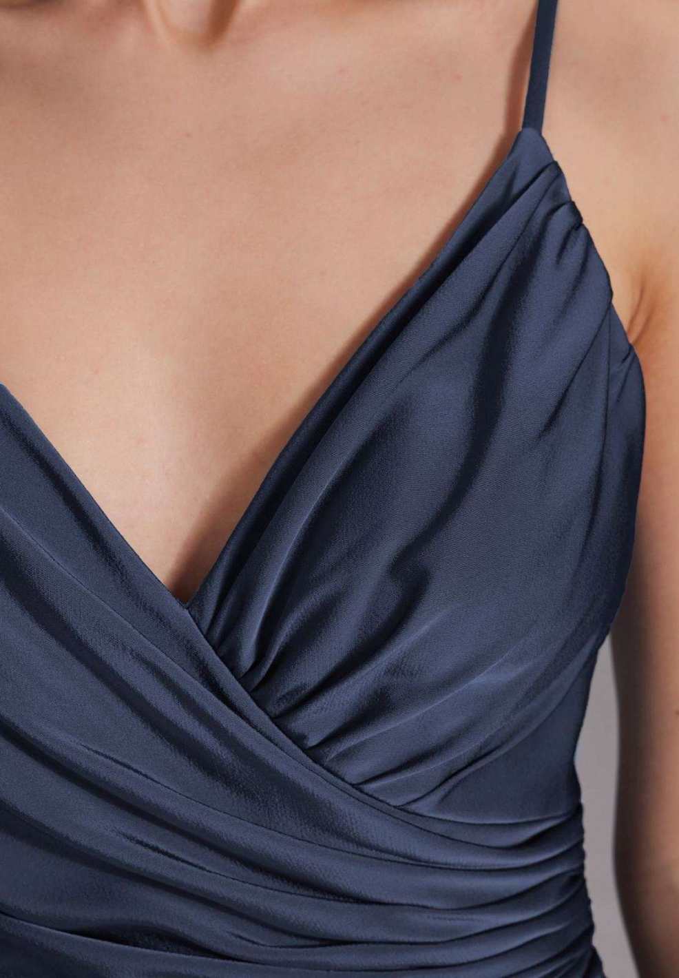 Figurbetontes Satinkleid mit Raffungen