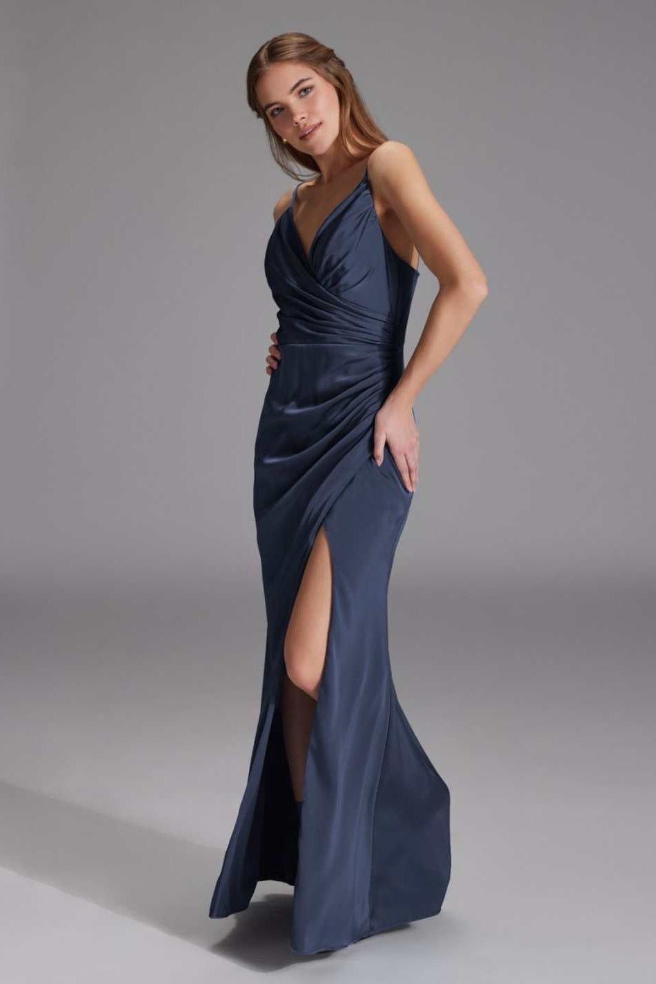 Figurbetontes Satinkleid mit Raffungen