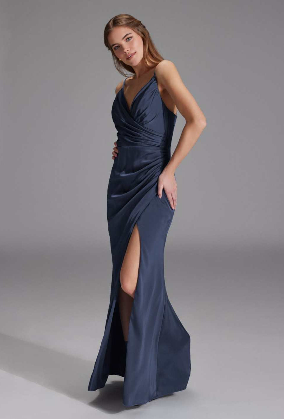 Figurbetontes Satinkleid mit Raffungen