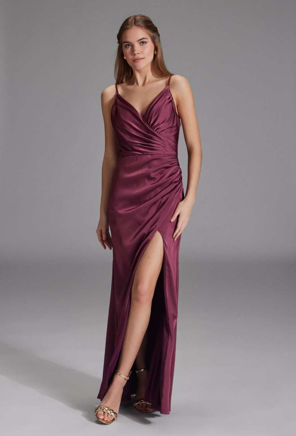 Figurbetontes Satinkleid mit Raffungen