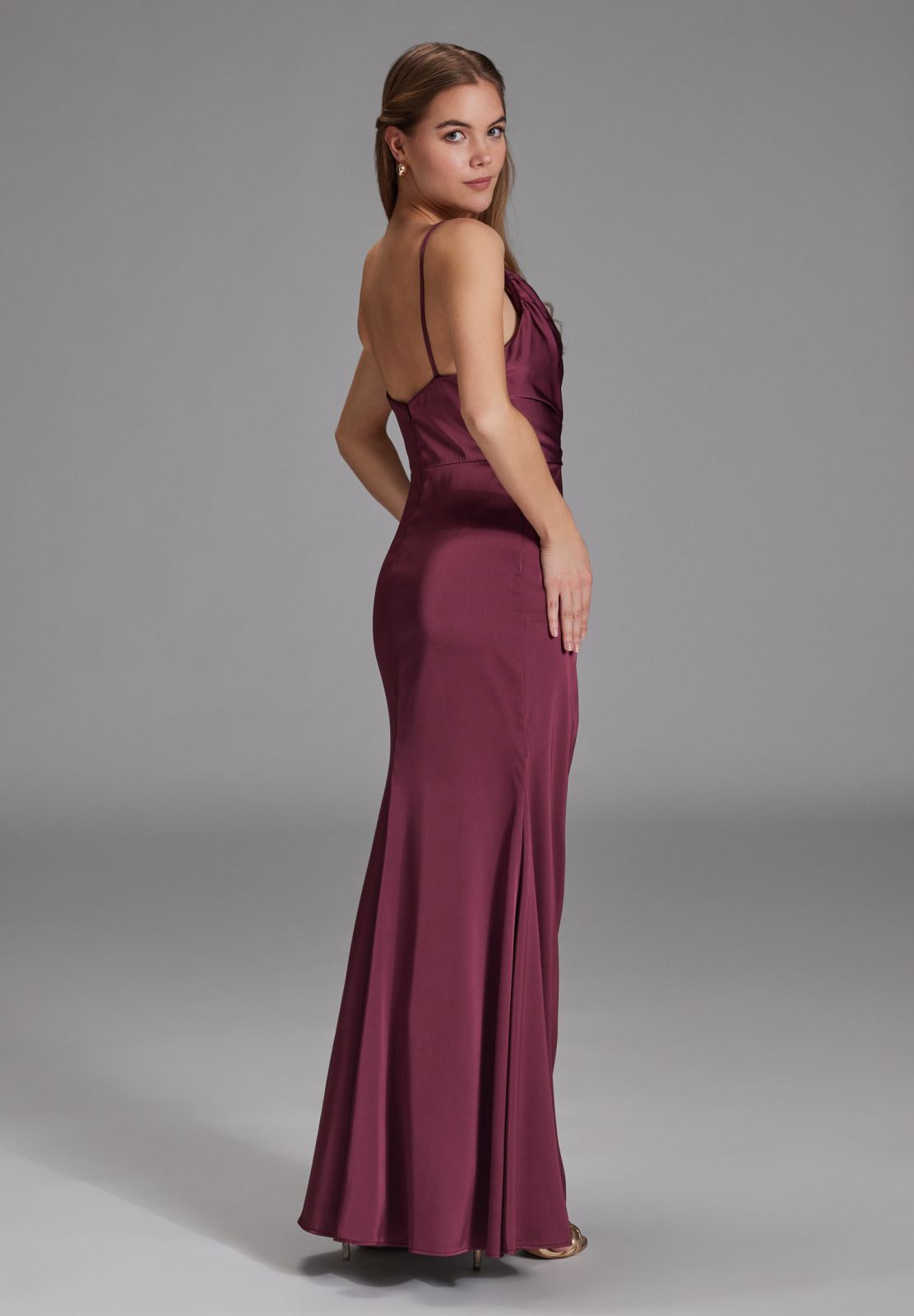 Figurbetontes Satinkleid mit Raffungen