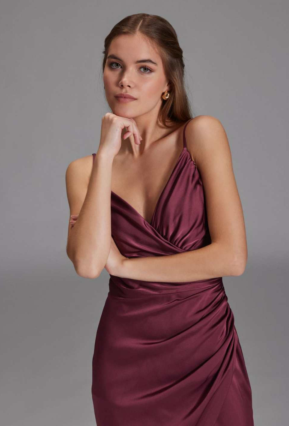 Figurbetontes Satinkleid mit Raffungen