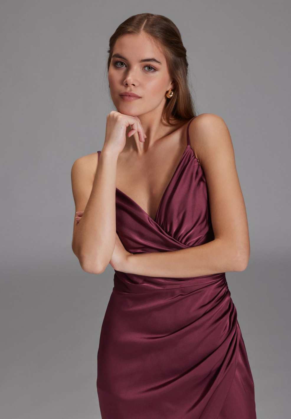 Figurbetontes Satinkleid mit Raffungen
