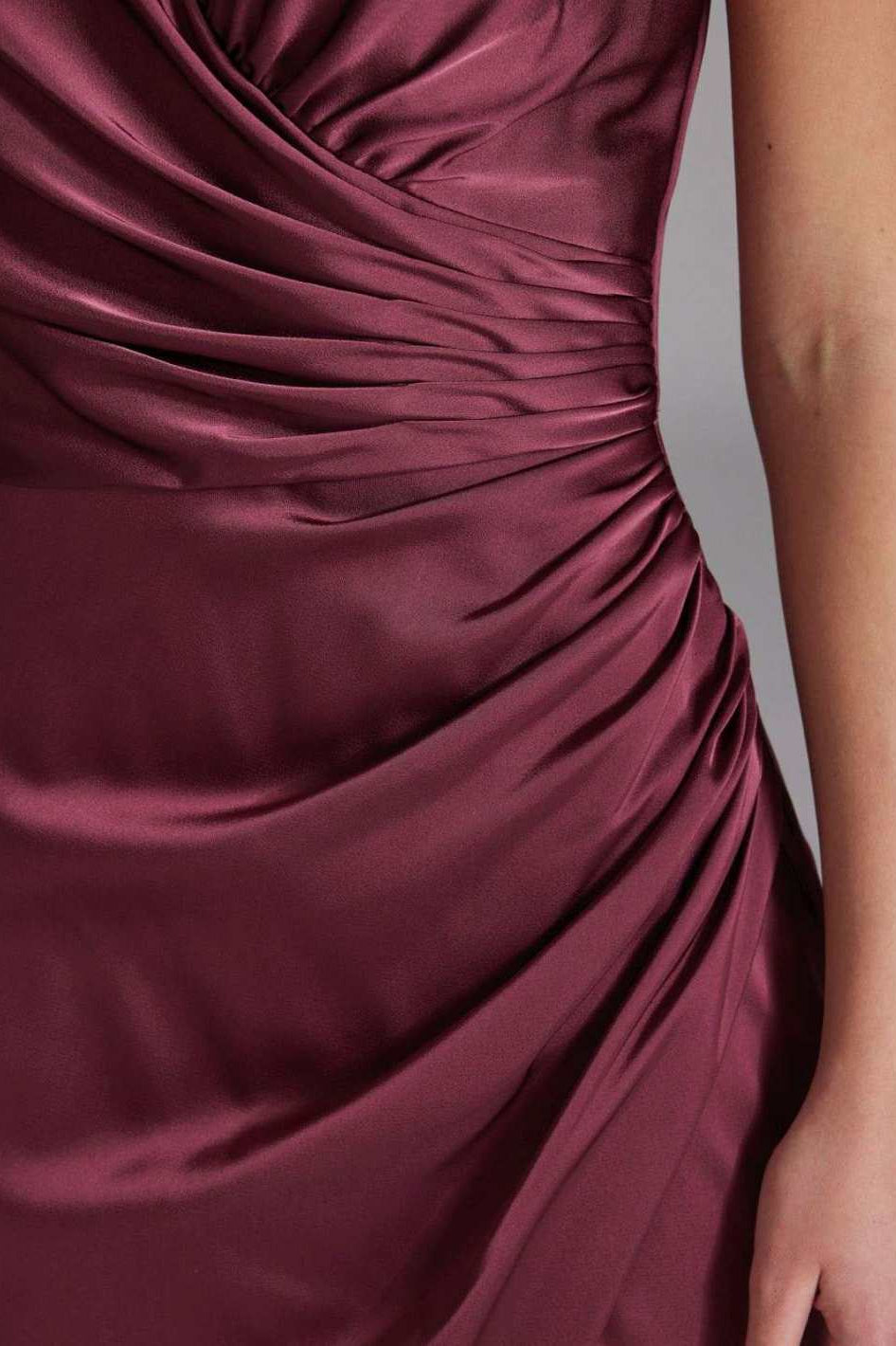Figurbetontes Satinkleid mit Raffungen