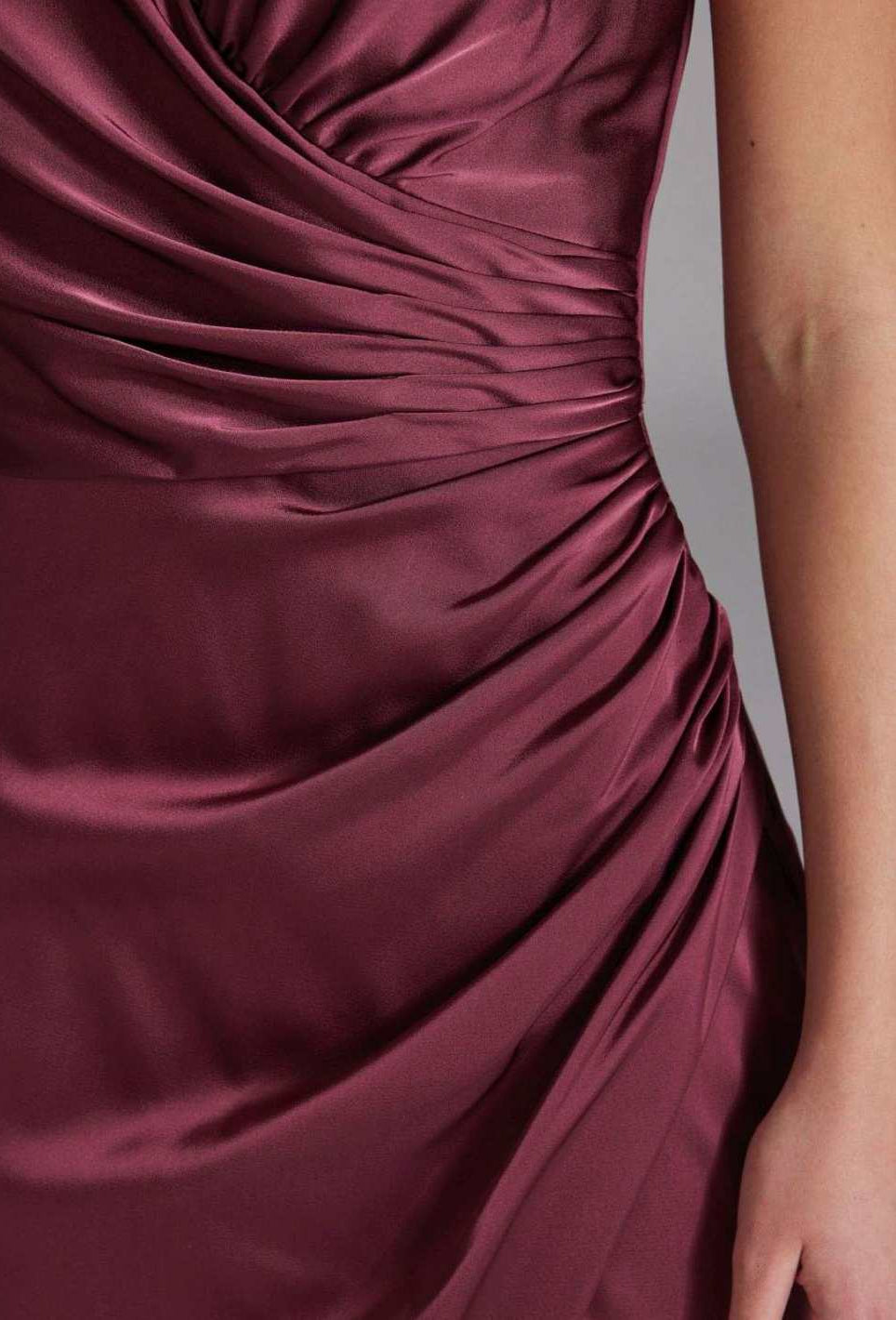 Figurbetontes Satinkleid mit Raffungen