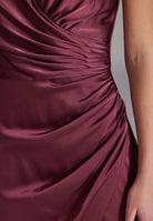 Figurbetontes Satinkleid mit Raffungen