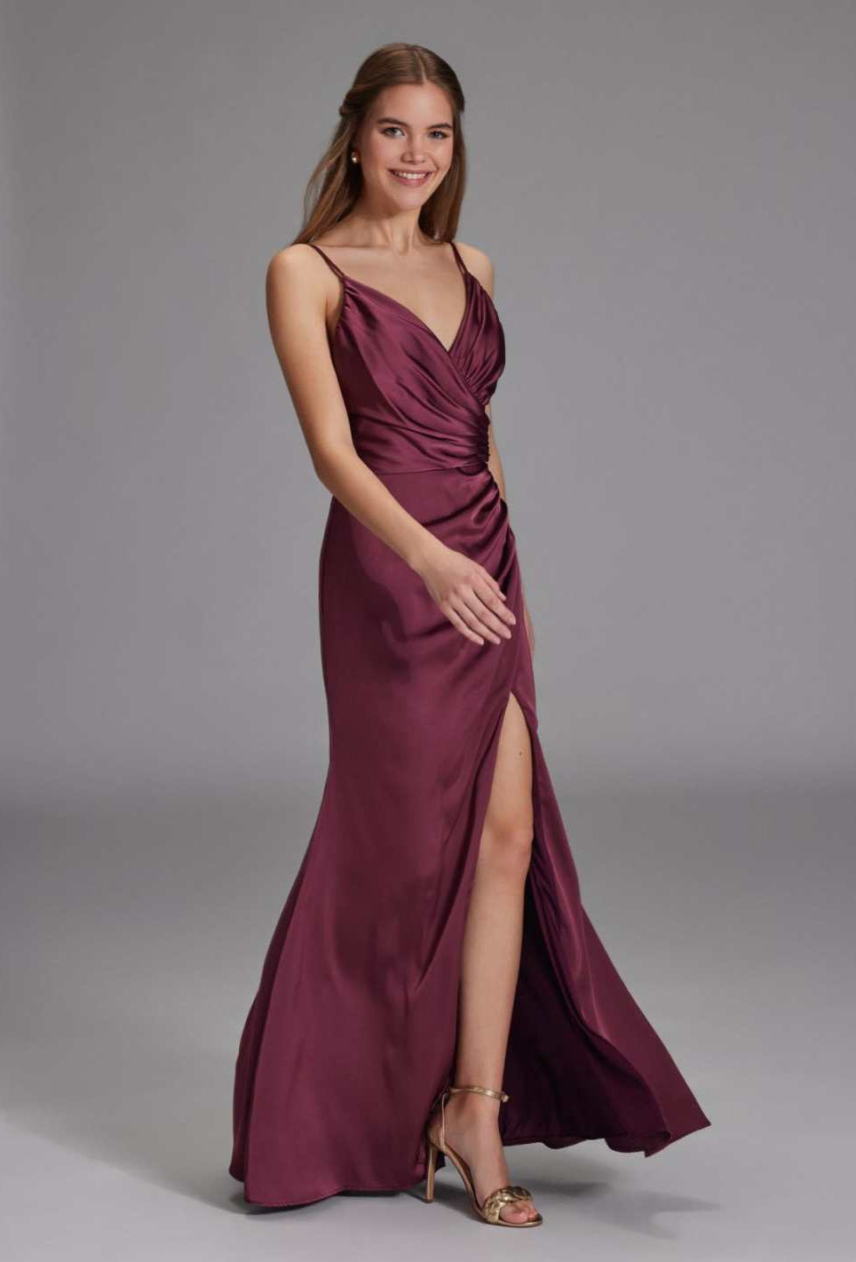 Figurbetontes Satinkleid mit Raffungen