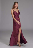 Figurbetontes Satinkleid mit Raffungen