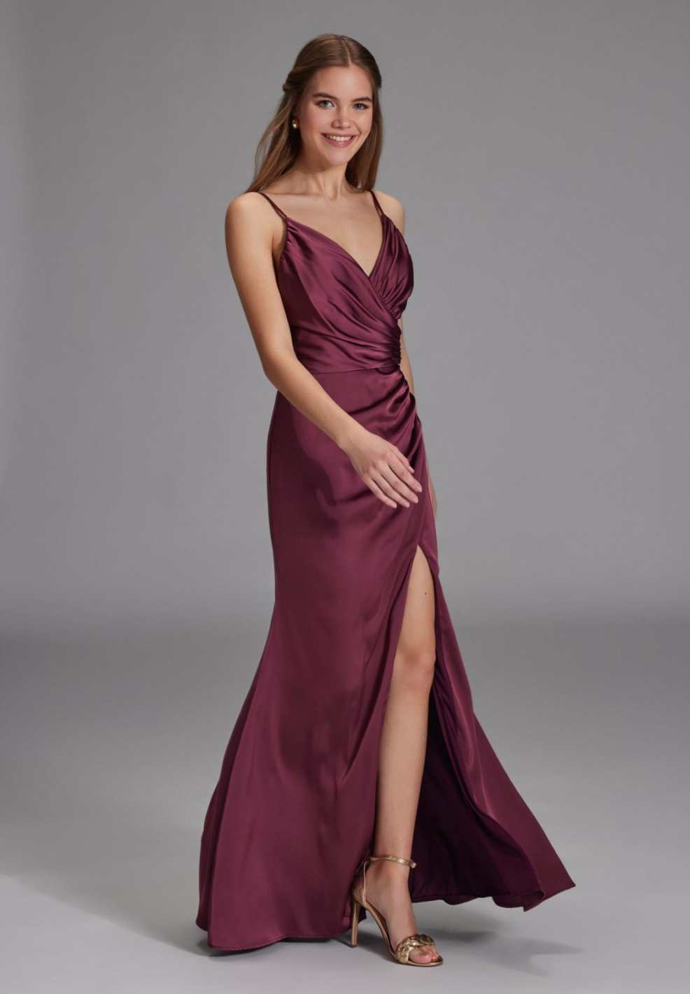 Figurbetontes Satinkleid mit Raffungen