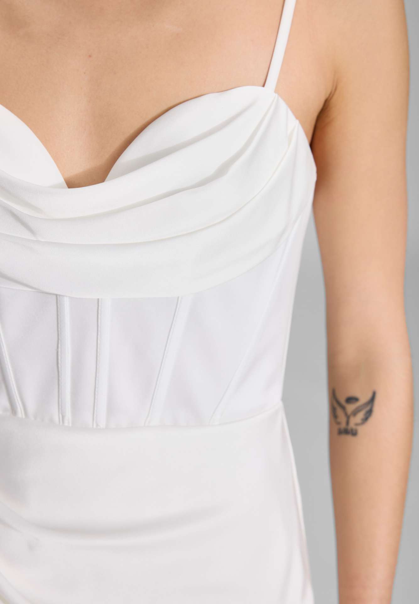 Satinkleid mit Drapierung und Beinschlitz