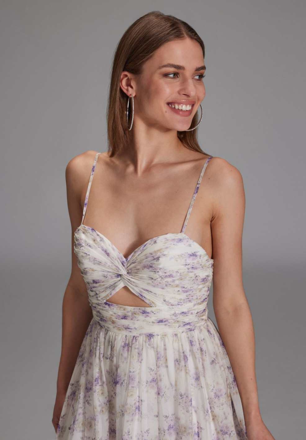 Fließendes Printkleid mit Cut-Out Detail