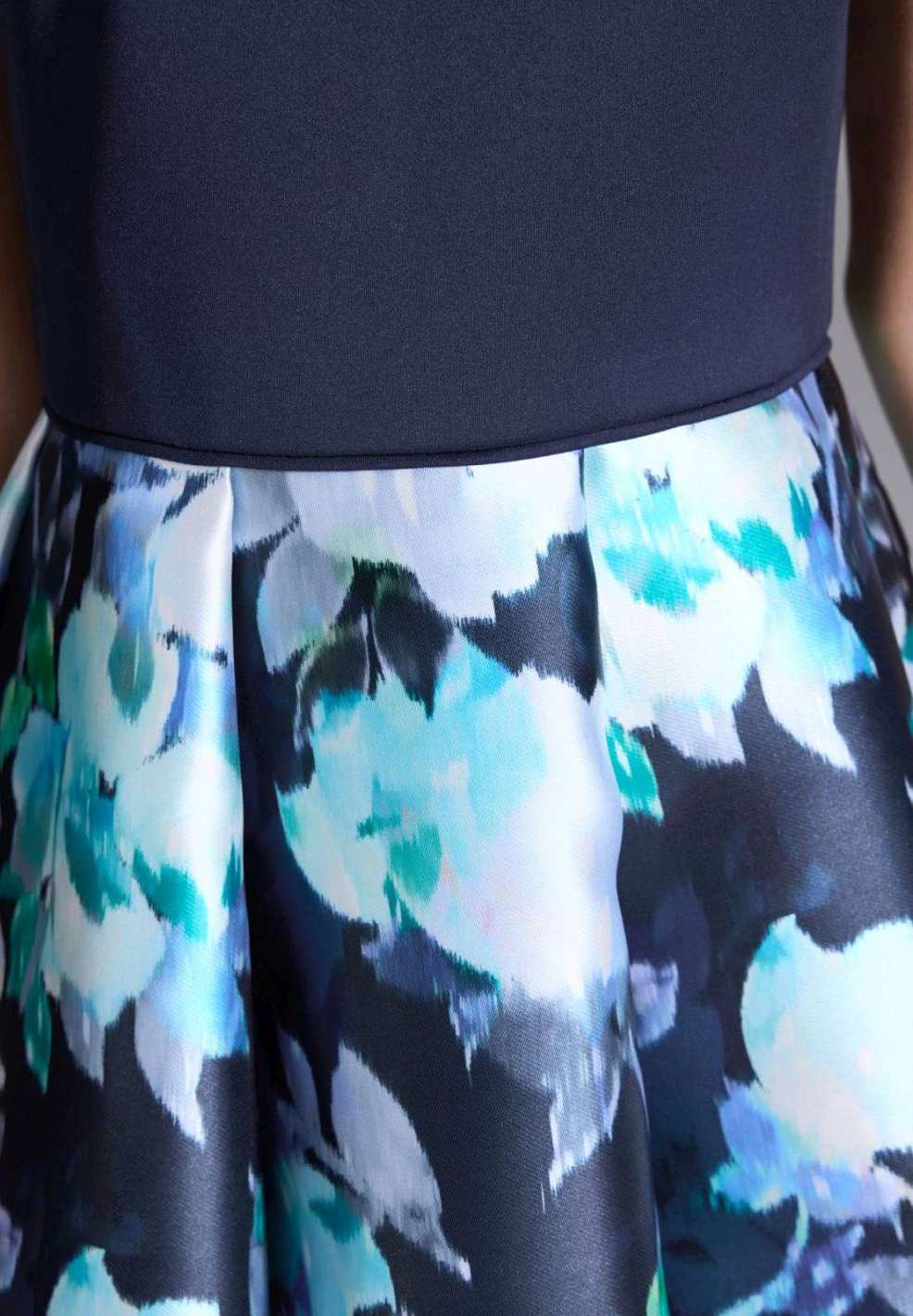 Cocktailkleid mit Rock aus bedrucktem Twill