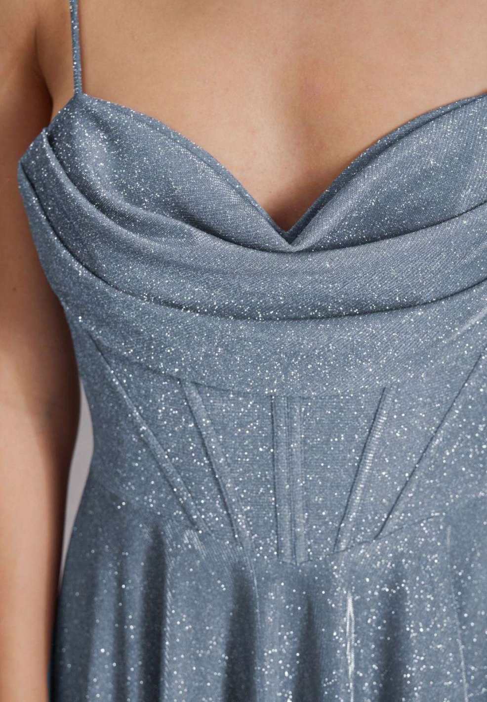 Schimmerndes Abendkleid mit Drapierung