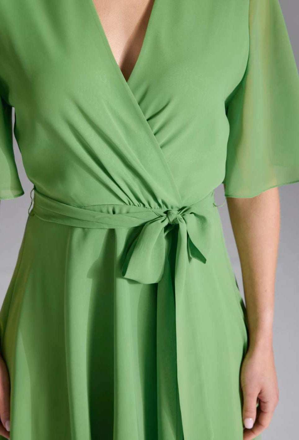 Chiffon Kleid in Wickel Optik mit Vokuhila Saum