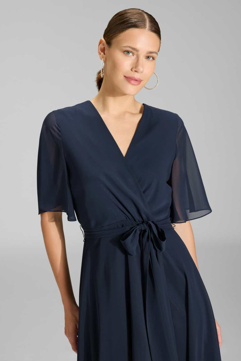 Chiffon Kleid in Wickel Optik mit Vokuhila Saum