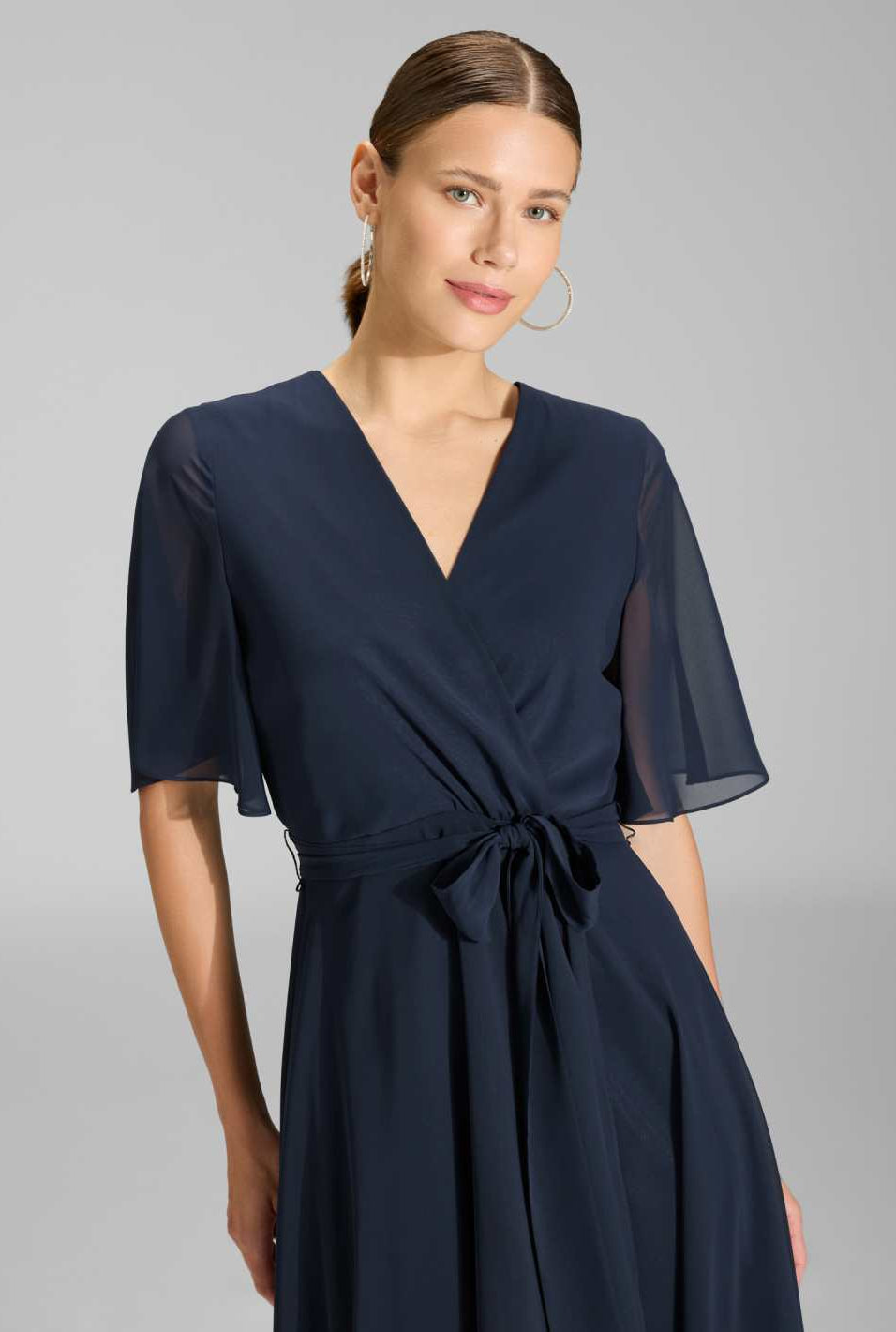 Chiffon Kleid in Wickel Optik mit Vokuhila Saum