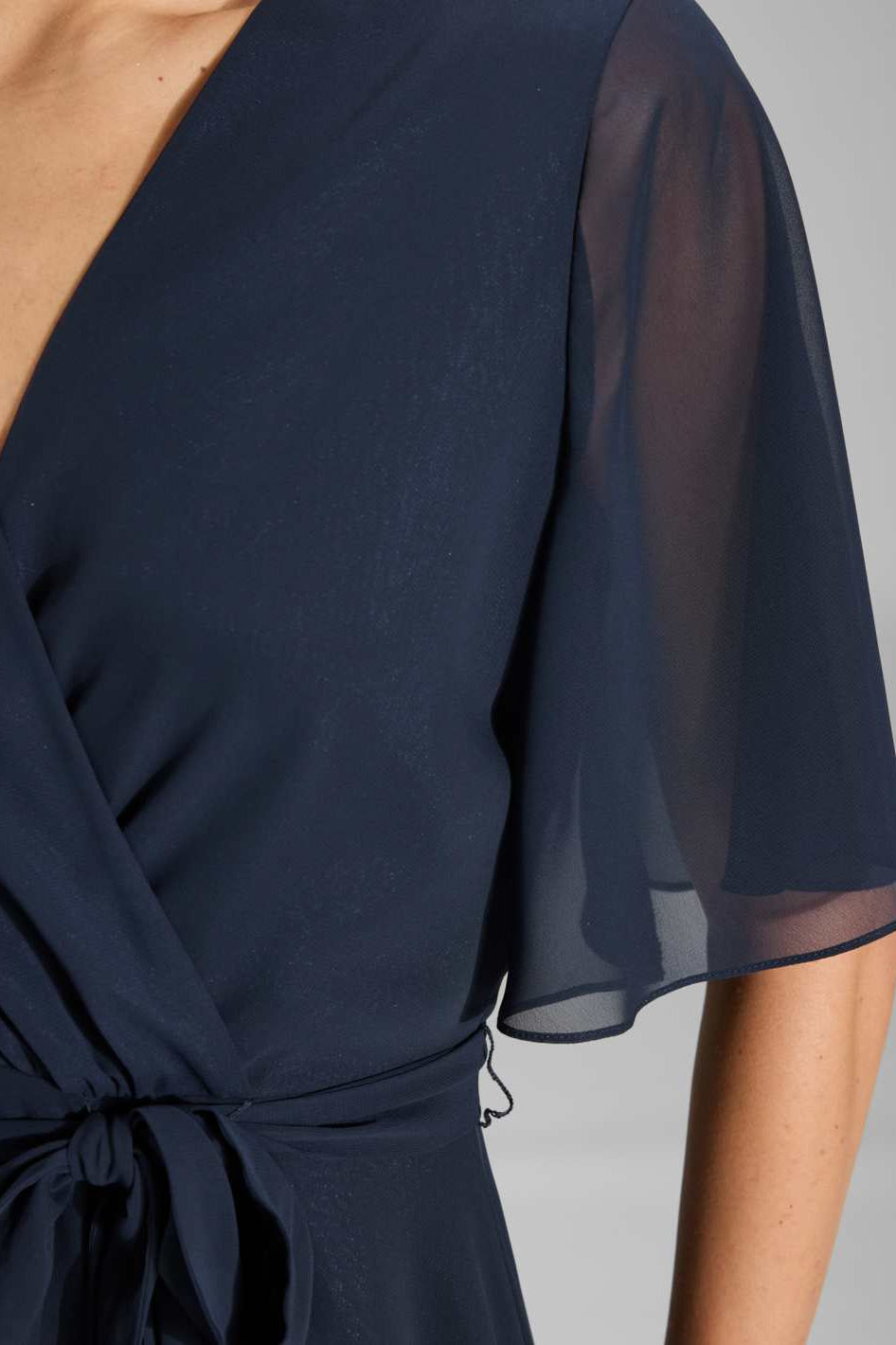 Chiffon Kleid in Wickel Optik mit Vokuhila Saum