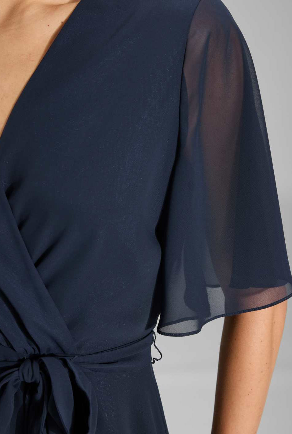 Chiffon Kleid in Wickel Optik mit Vokuhila Saum