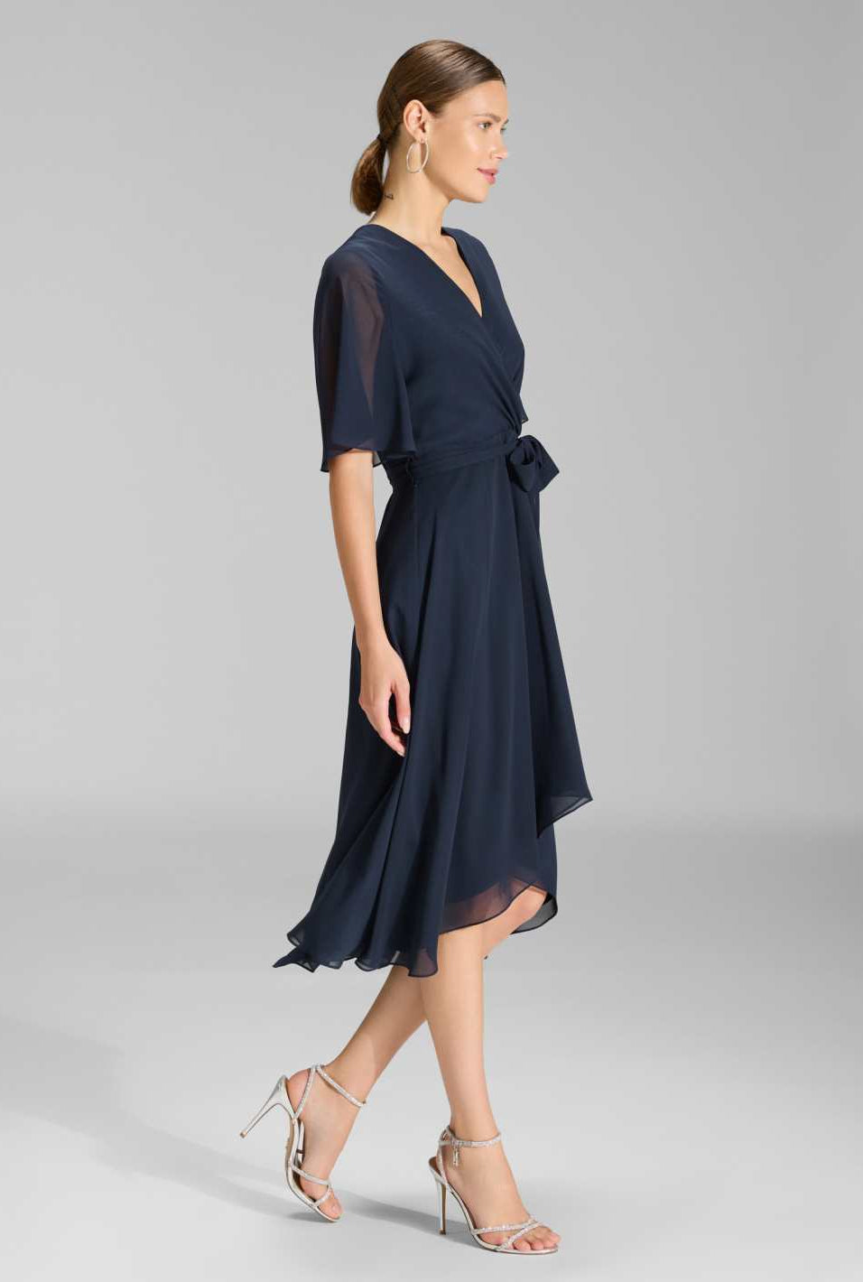 Chiffon Kleid in Wickel Optik mit Vokuhila Saum