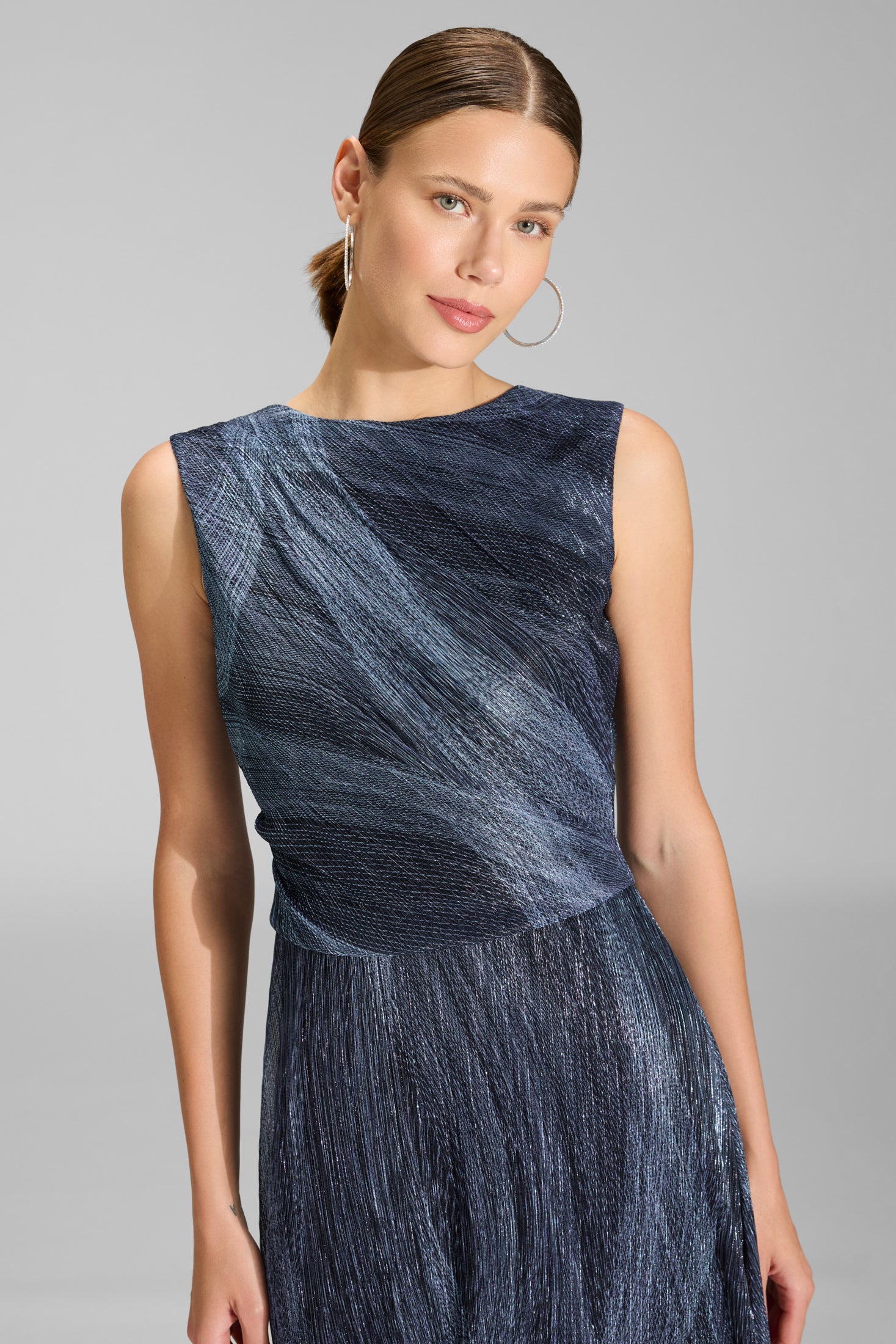 Plissiertes Kleid mit Metallicfäden