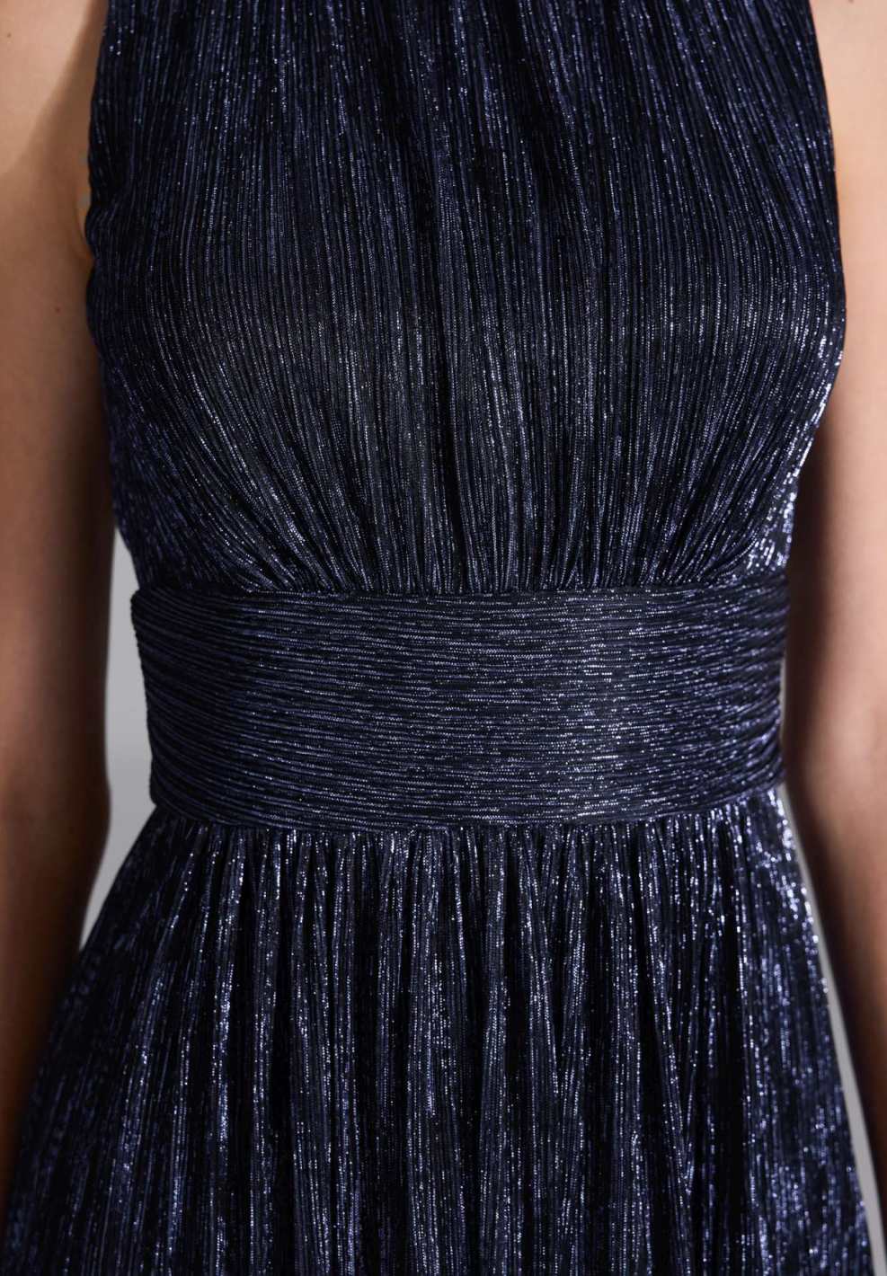 Plissiertes Metallickleid mit Taillenpasse