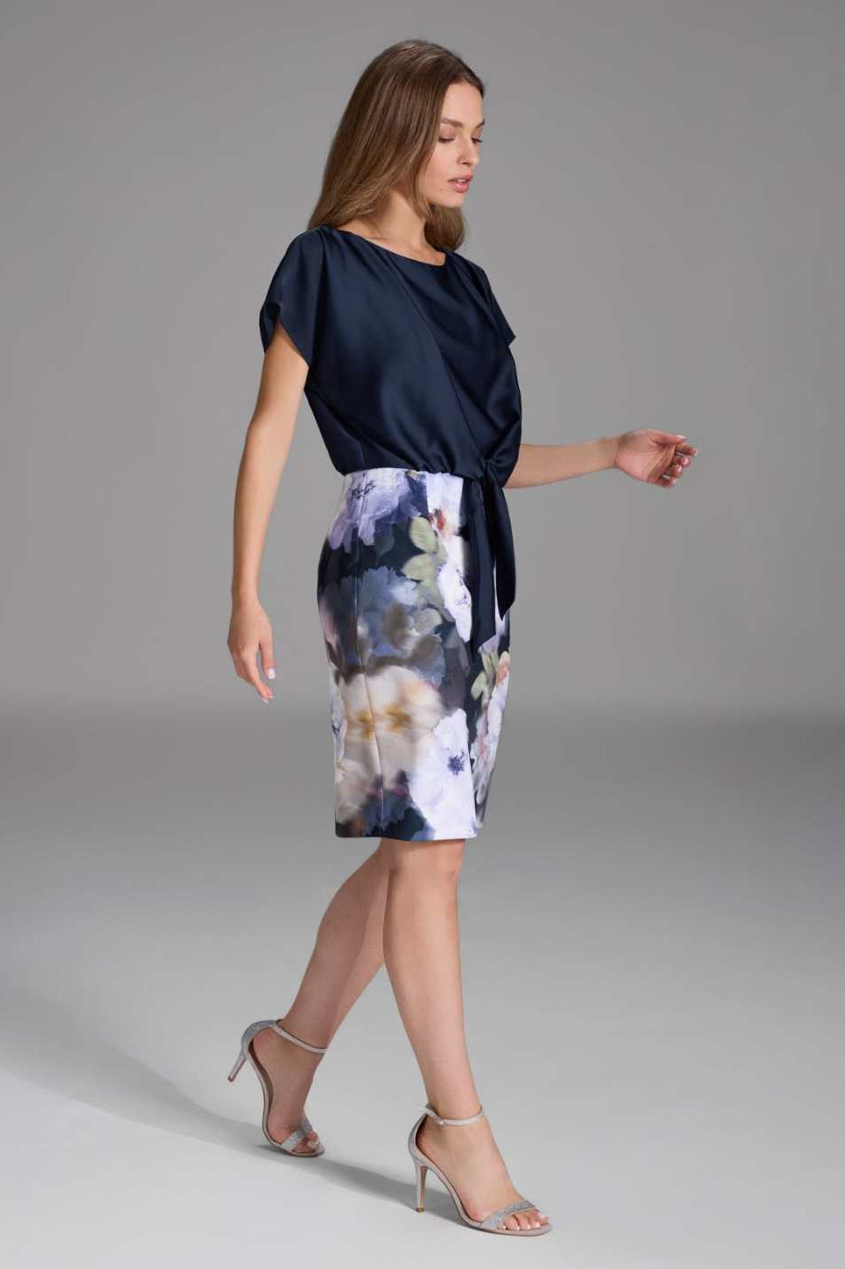 Etuikleid aus floral bedrucktem Scuba und Satin