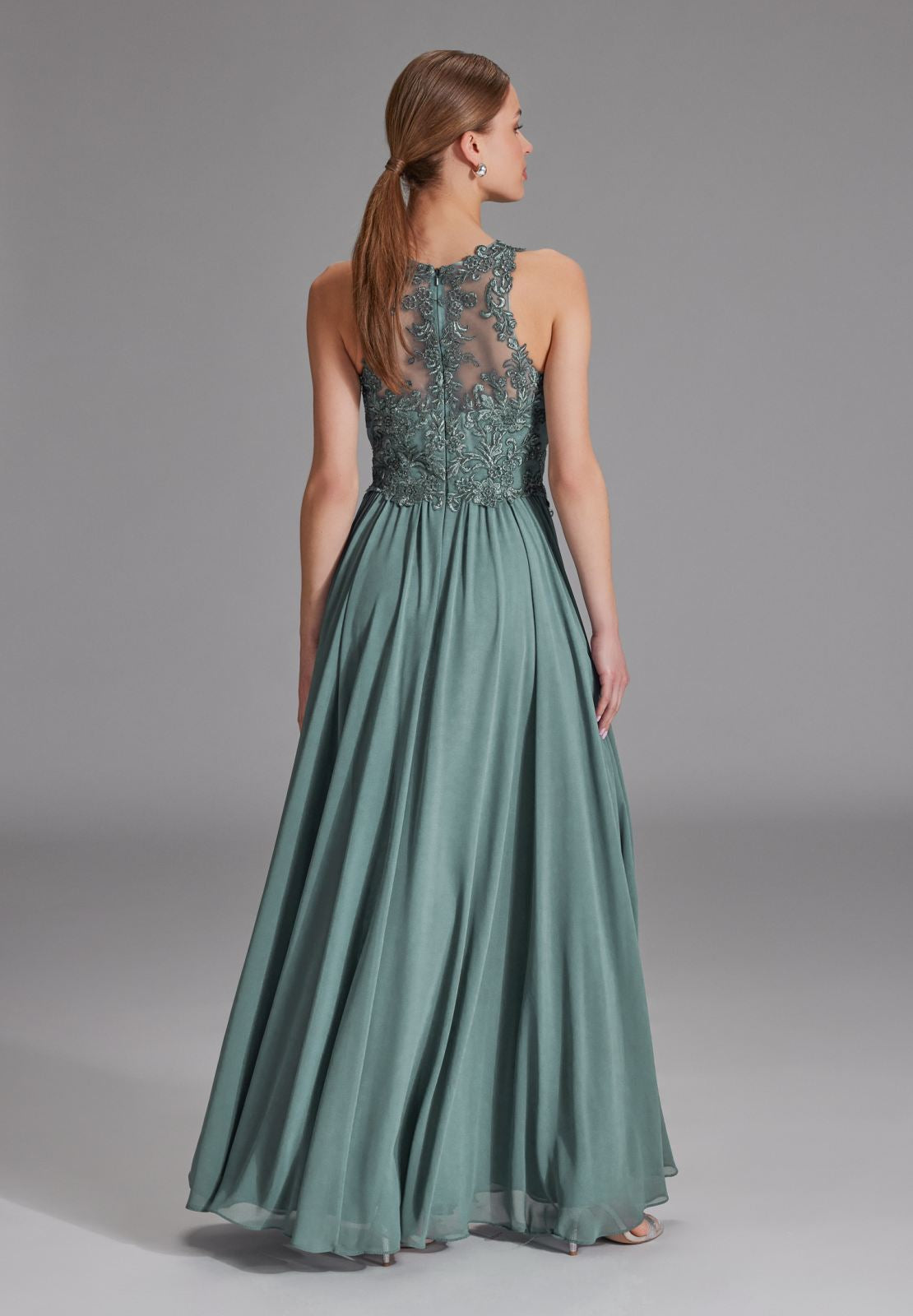 Hochgeschlossenes Kleid mit Spitzenstickerei