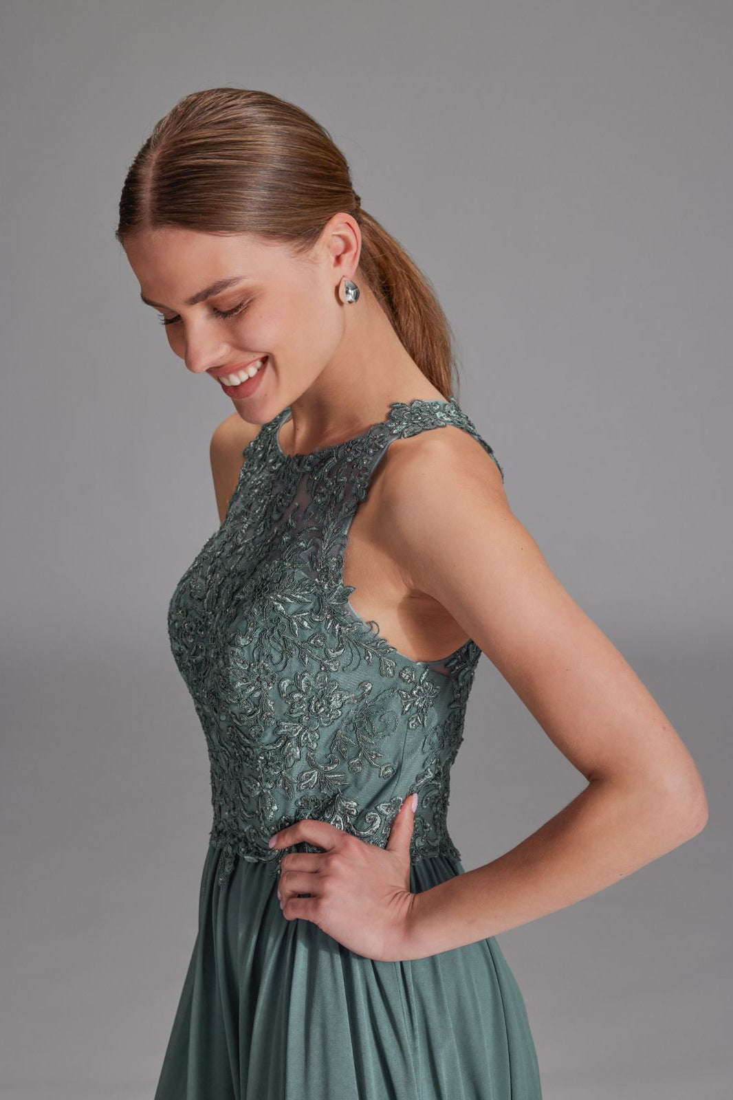 Hochgeschlossenes Kleid mit Spitzenstickerei