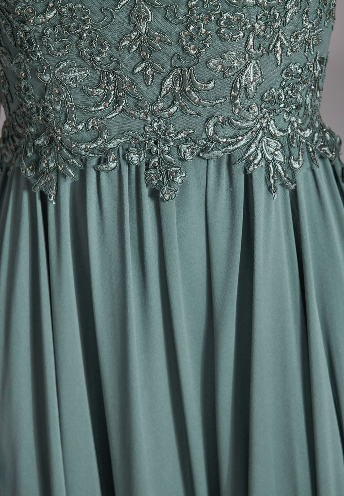 Hochgeschlossenes Kleid mit Spitzenstickerei