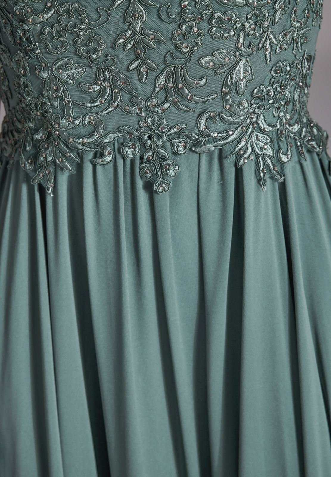 Hochgeschlossenes Kleid mit Spitzenstickerei