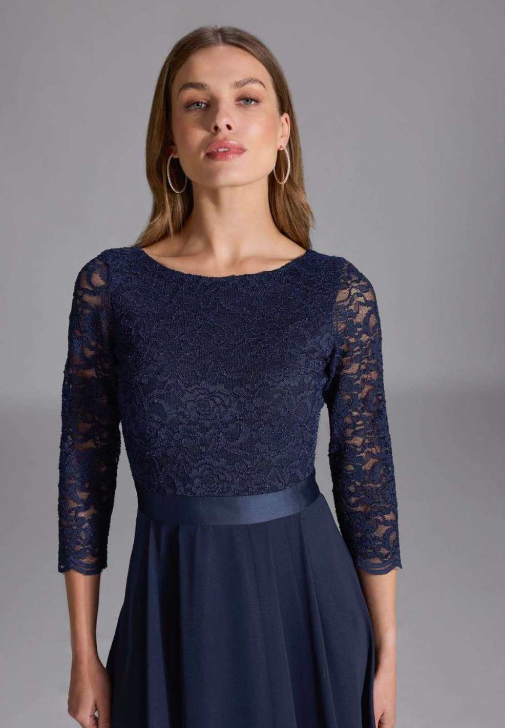 Abendkleid aus Spitze und Chiffon mit ¾ Arm