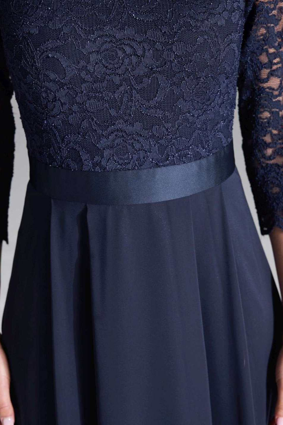 Abendkleid aus Spitze und Chiffon mit ¾ Arm