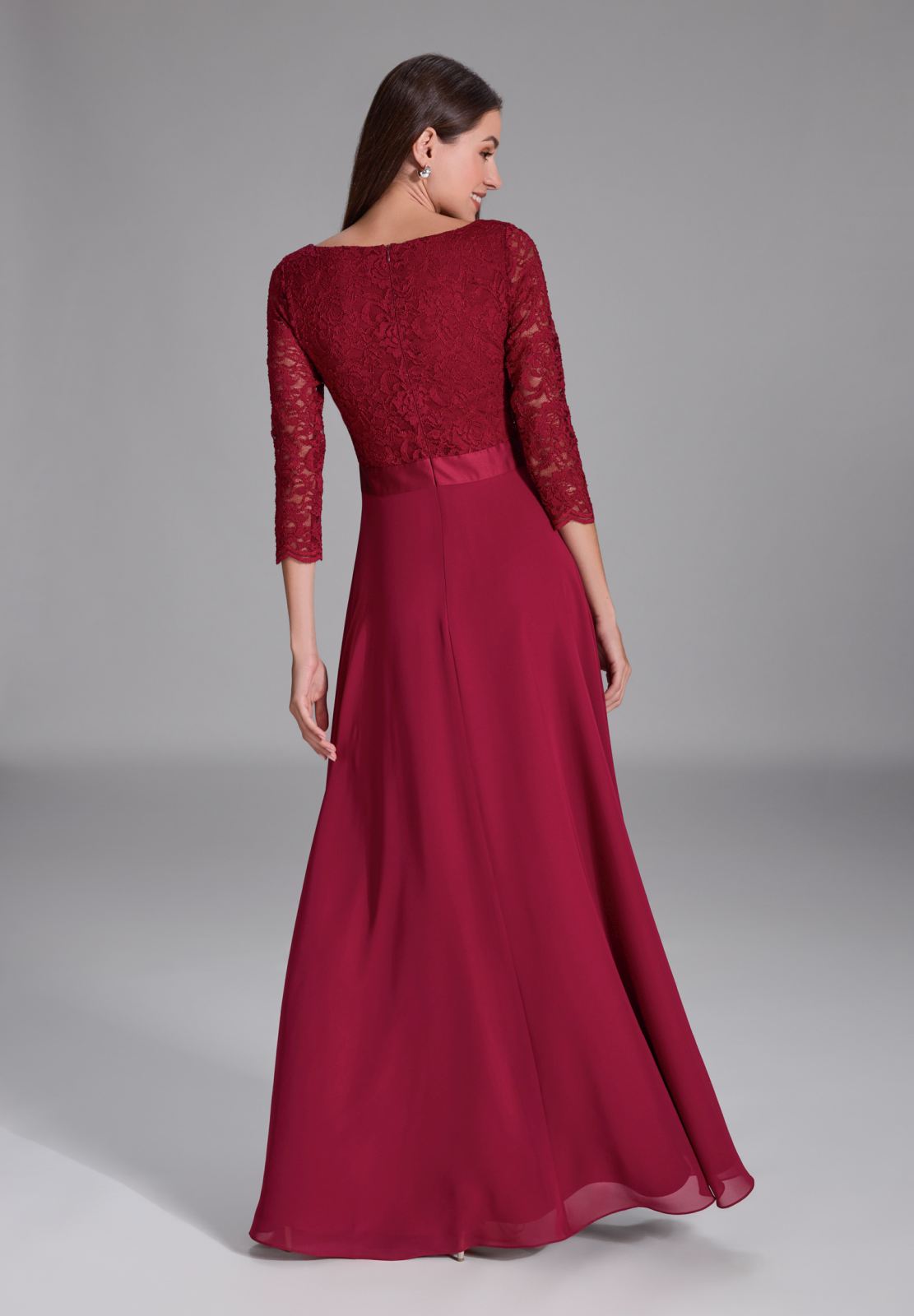 Abendkleid aus Spitze und Chiffon mit ¾ Arm