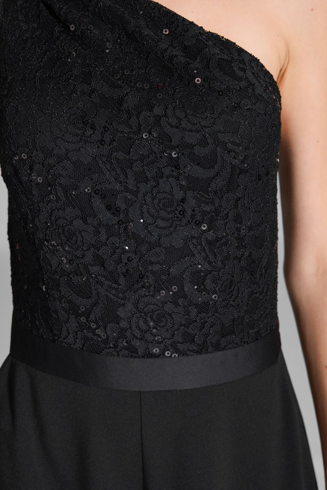One Shoulder Jumpsuit mit Oberteil aus paillettenbesetzter Spitze