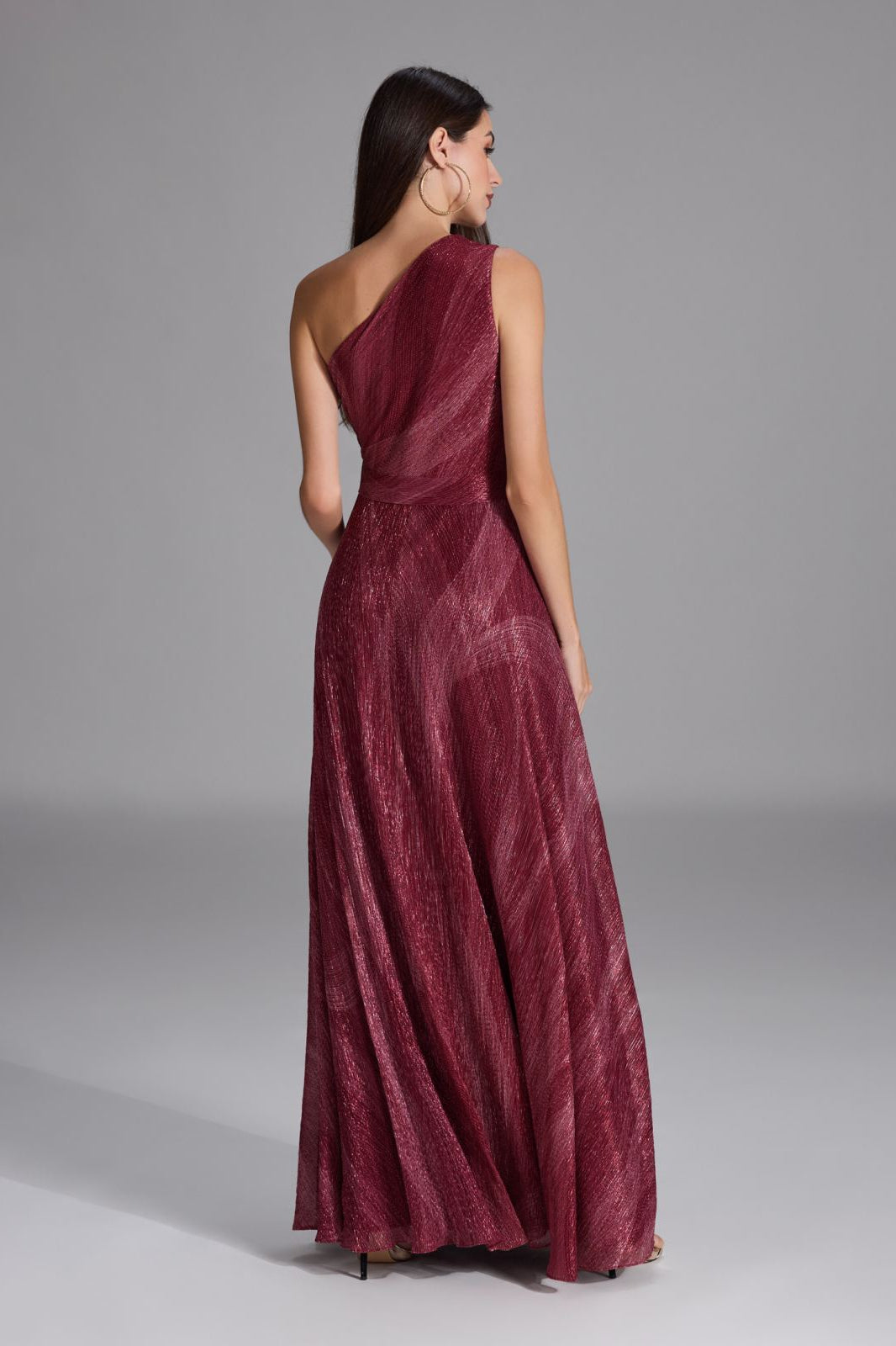 Asymmetrisches Abendkleid mit Cut-out und Beinschlitz