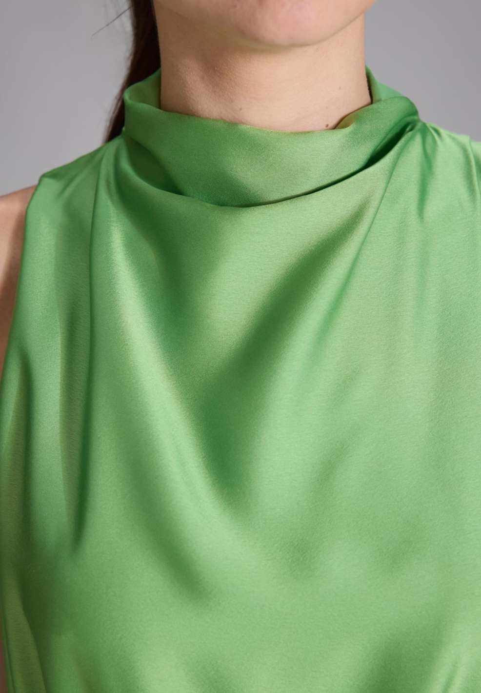 Midi Kleid aus nachhaltigem Satin mit Drapierung am Kragen