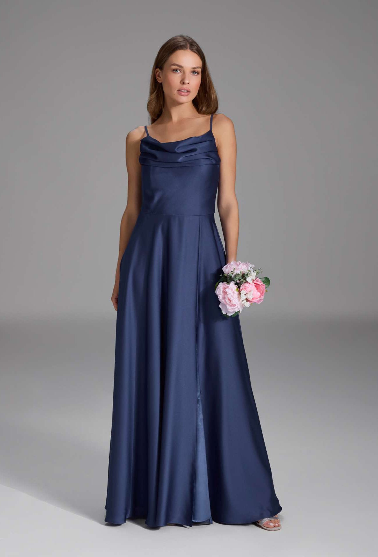 Abendkleid aus nachhaltigem Satin mit Wasserfall-Ausschnitt und Beinschlitz