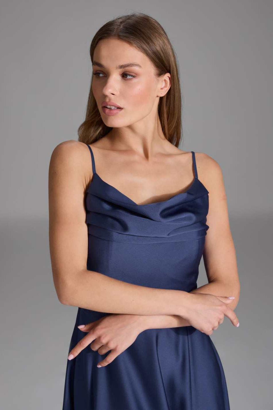 Abendkleid aus nachhaltigem Satin mit Wasserfall-Ausschnitt und Beinschlitz