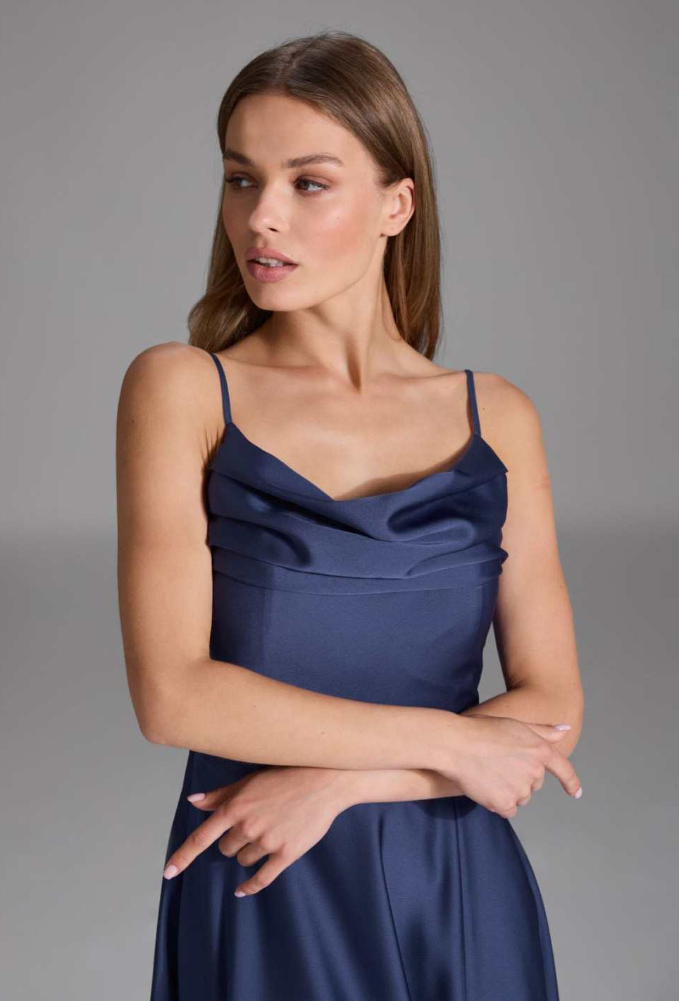 Abendkleid aus nachhaltigem Satin mit Wasserfall-Ausschnitt und Beinschlitz