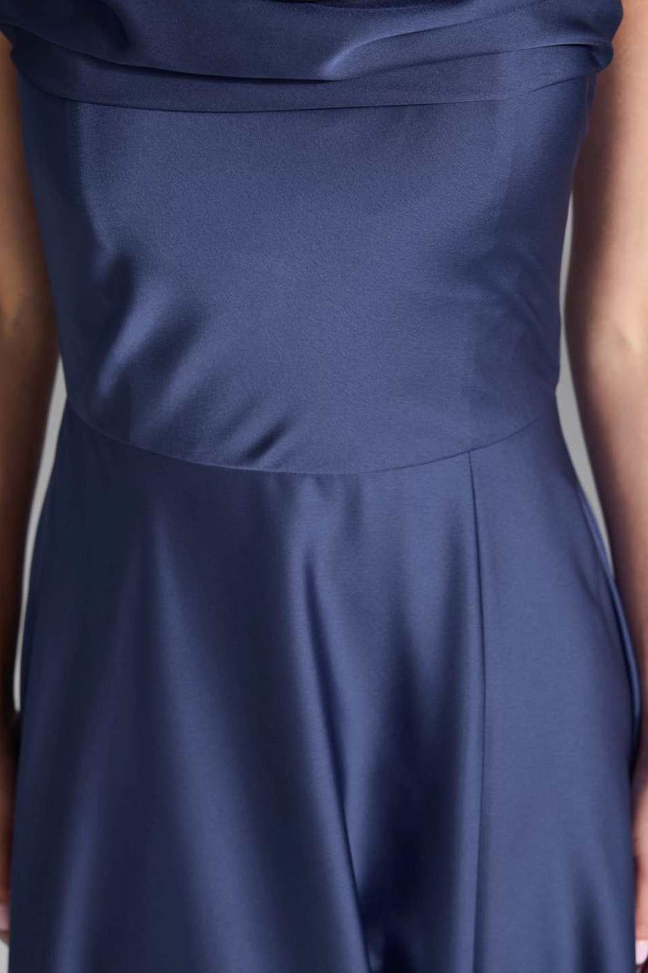 Abendkleid aus nachhaltigem Satin mit Wasserfall-Ausschnitt und Beinschlitz