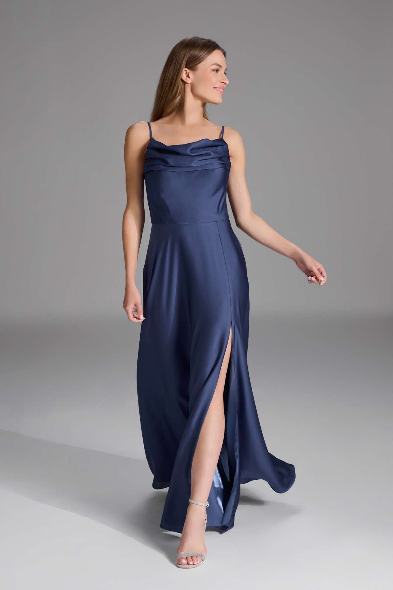 Abendkleid aus nachhaltigem Satin mit Wasserfall-Ausschnitt und Beinschlitz