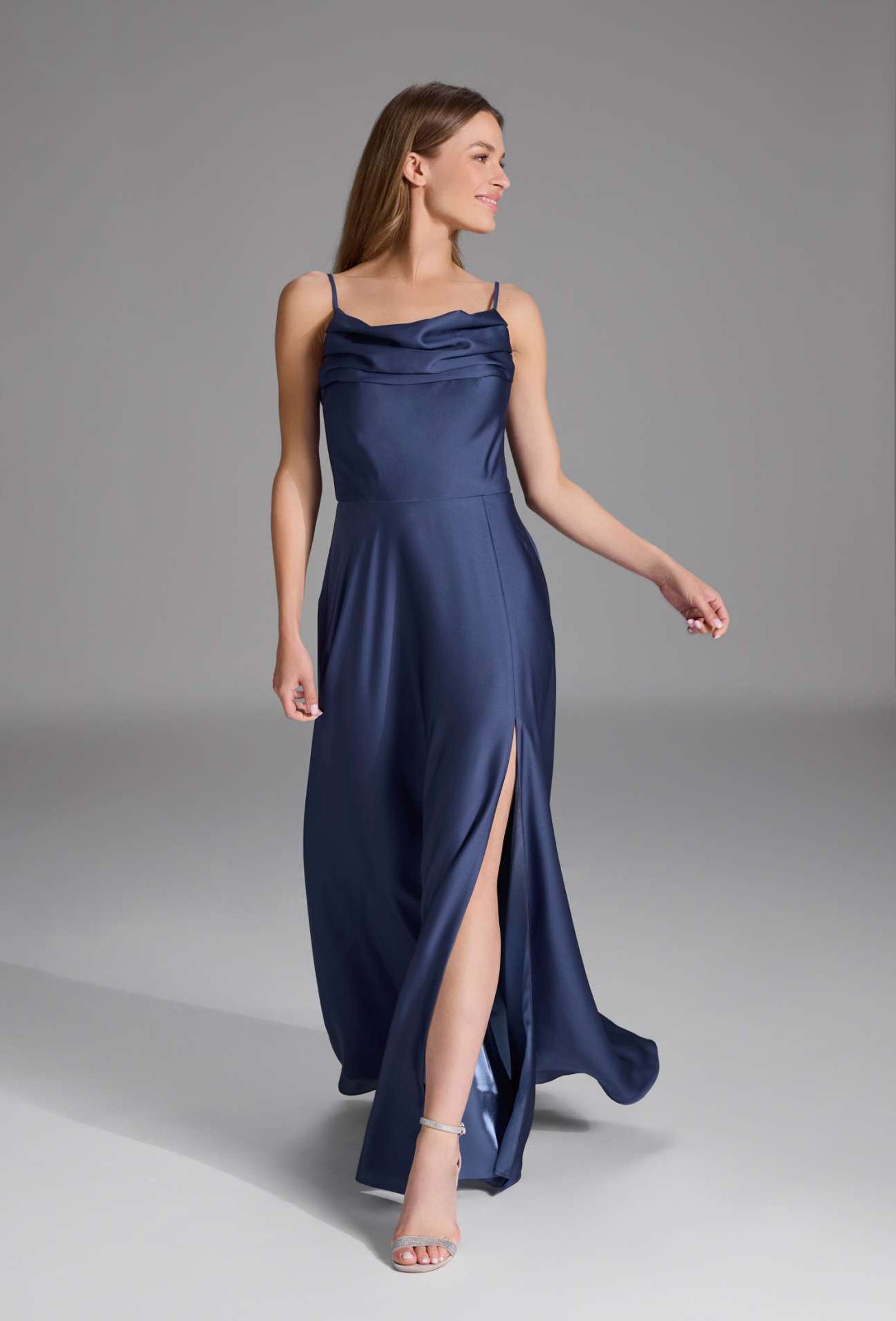 Abendkleid aus nachhaltigem Satin mit Wasserfall-Ausschnitt und Beinschlitz