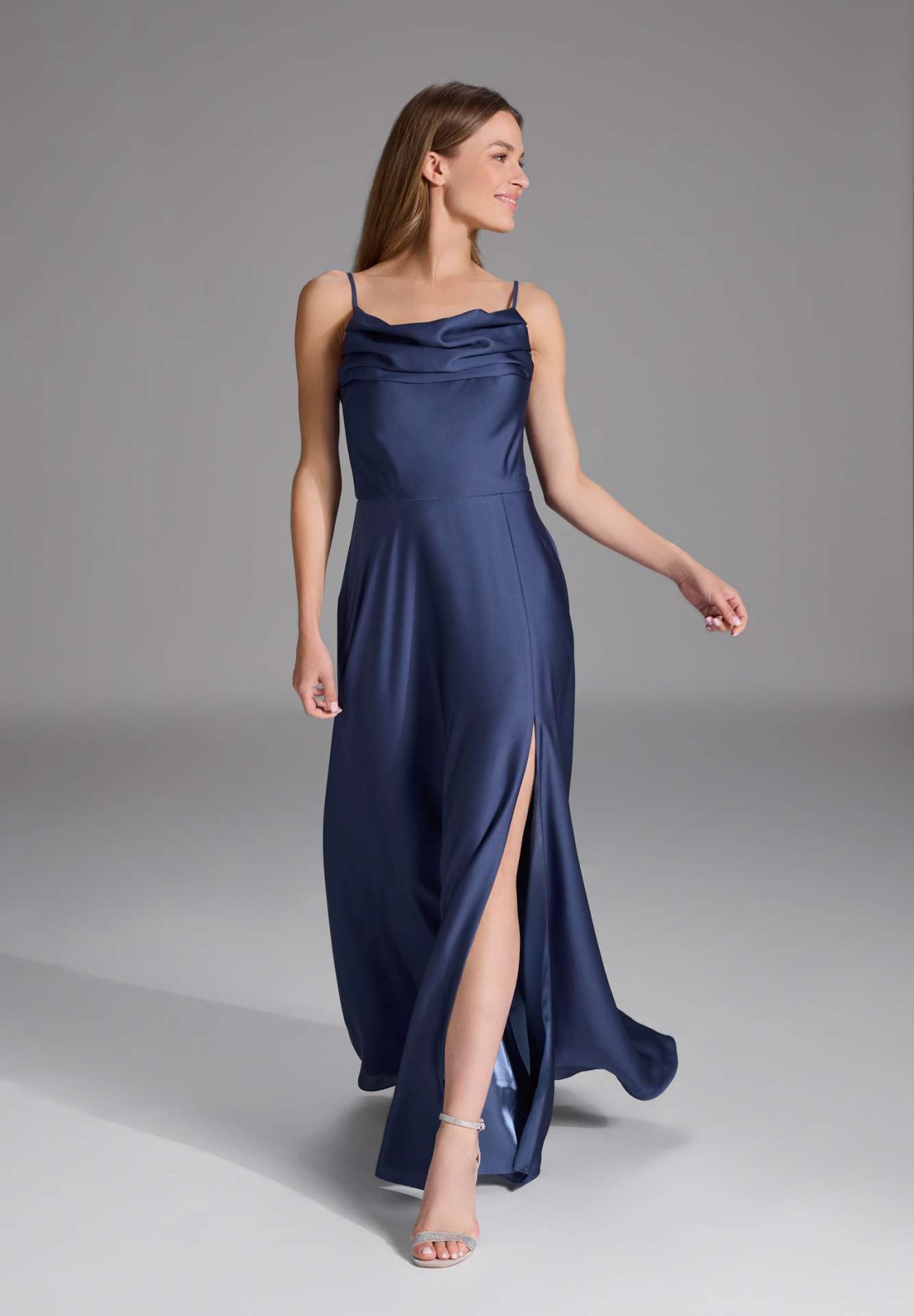 Abendkleid aus nachhaltigem Satin mit Wasserfall-Ausschnitt und Beinschlitz