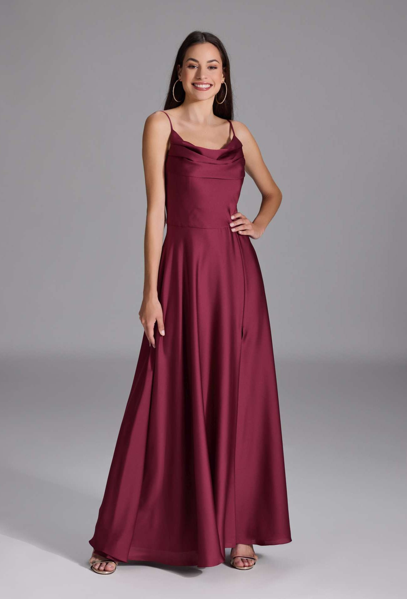 Abendkleid aus nachhaltigem Satin mit Wasserfall-Ausschnitt und Beinschlitz