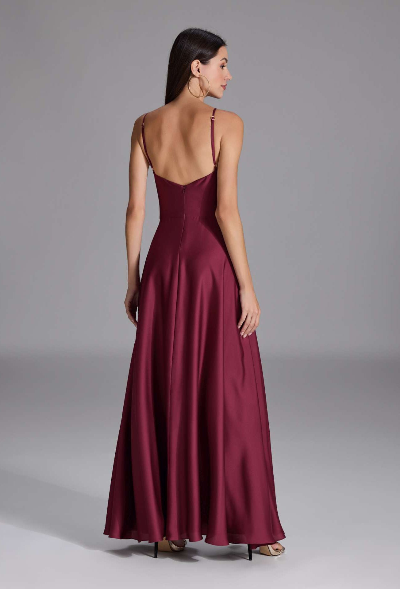 Abendkleid aus nachhaltigem Satin mit Wasserfall-Ausschnitt und Beinschlitz