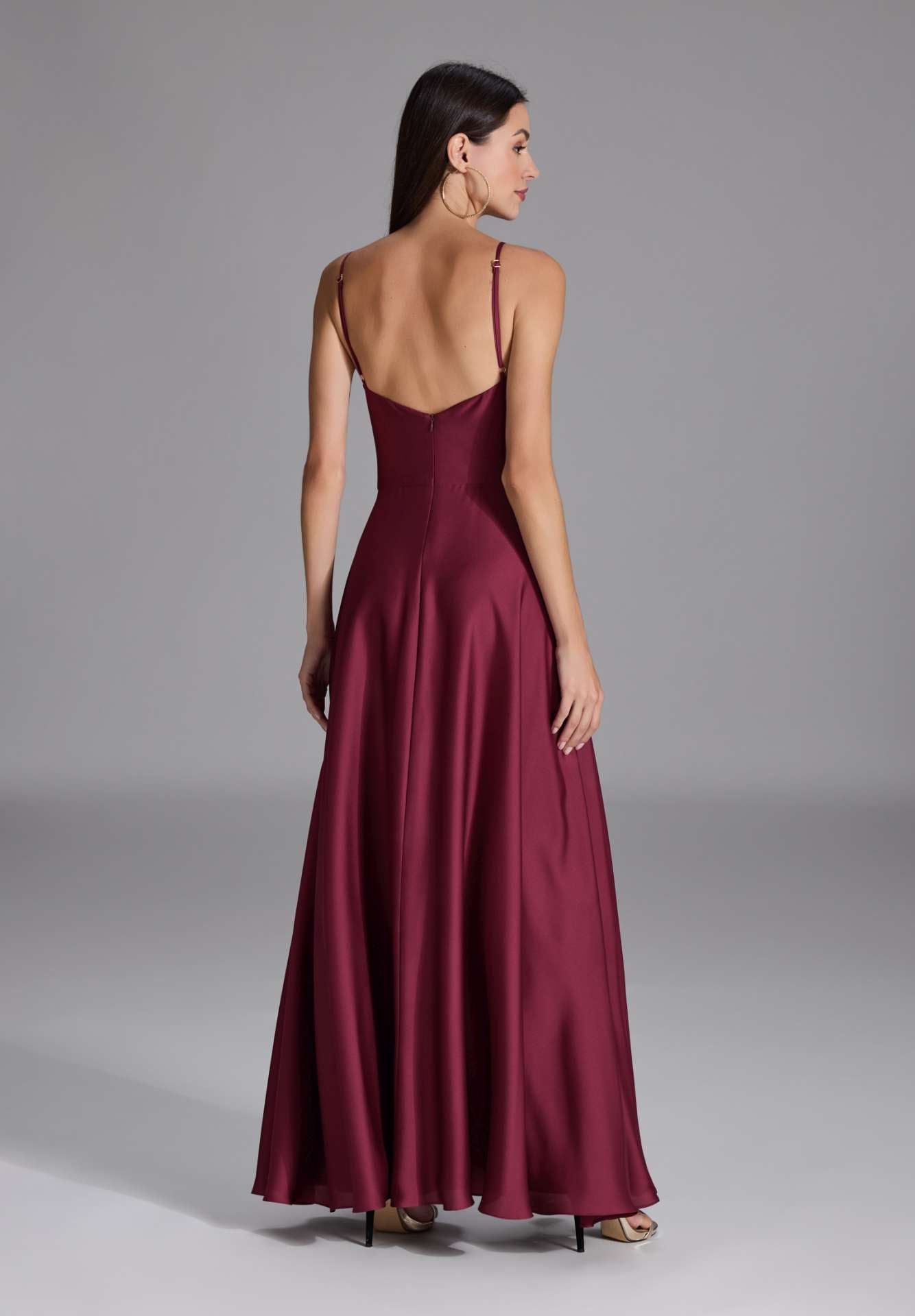Abendkleid aus nachhaltigem Satin mit Wasserfall-Ausschnitt und Beinschlitz