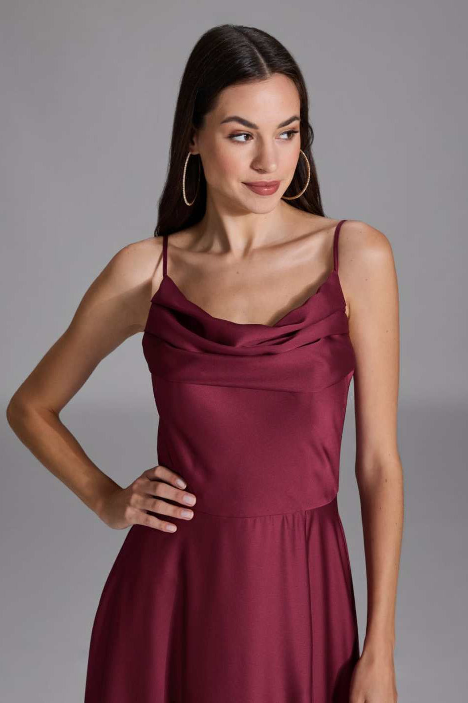 Abendkleid aus nachhaltigem Satin mit Wasserfall-Ausschnitt und Beinschlitz