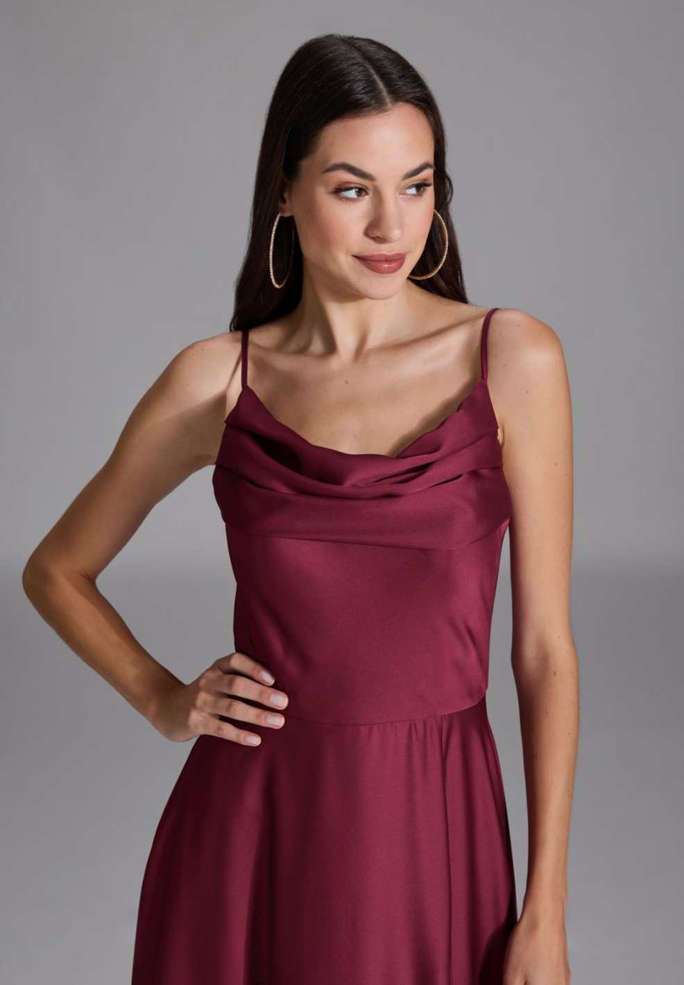 Abendkleid aus nachhaltigem Satin mit Wasserfall-Ausschnitt und Beinschlitz